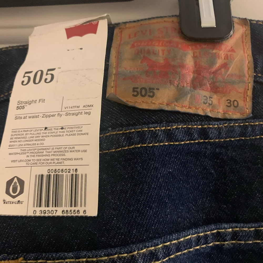 Levis 505 straight fit mens jeans. Size 35x30 - Picture 4 of 5